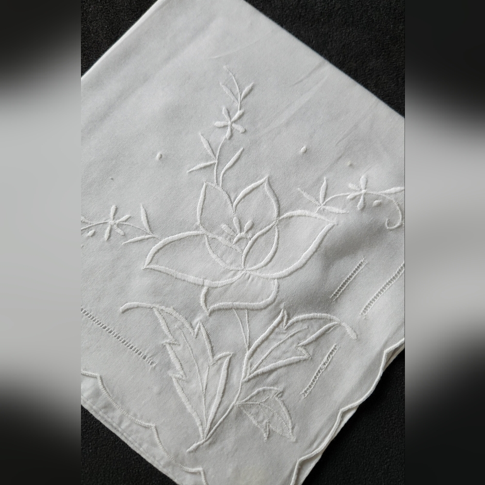 VINTAGE WHITEWORK APPLIQUE HANDKERCHIEF - Picture 5 of 5